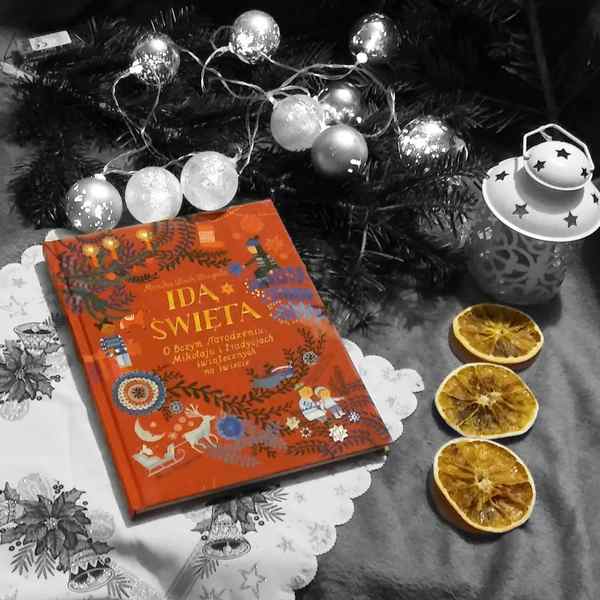 You are currently viewing [ChristmasBooks] “Idą święta! O Bożym Narodzeniu, Mikołaju i tradycjach świątecznych na świecie” Monika Utnik-Strugała