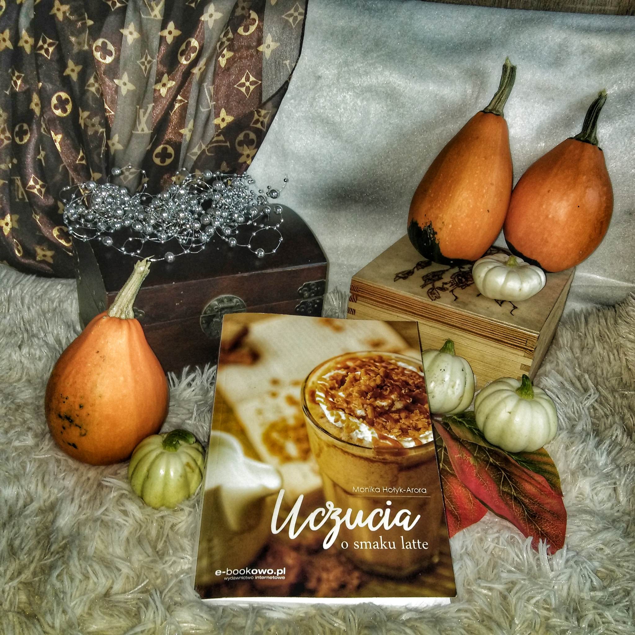 You are currently viewing Uczucia o smaku latte Monika Hołyk-Arora [Book Tour]