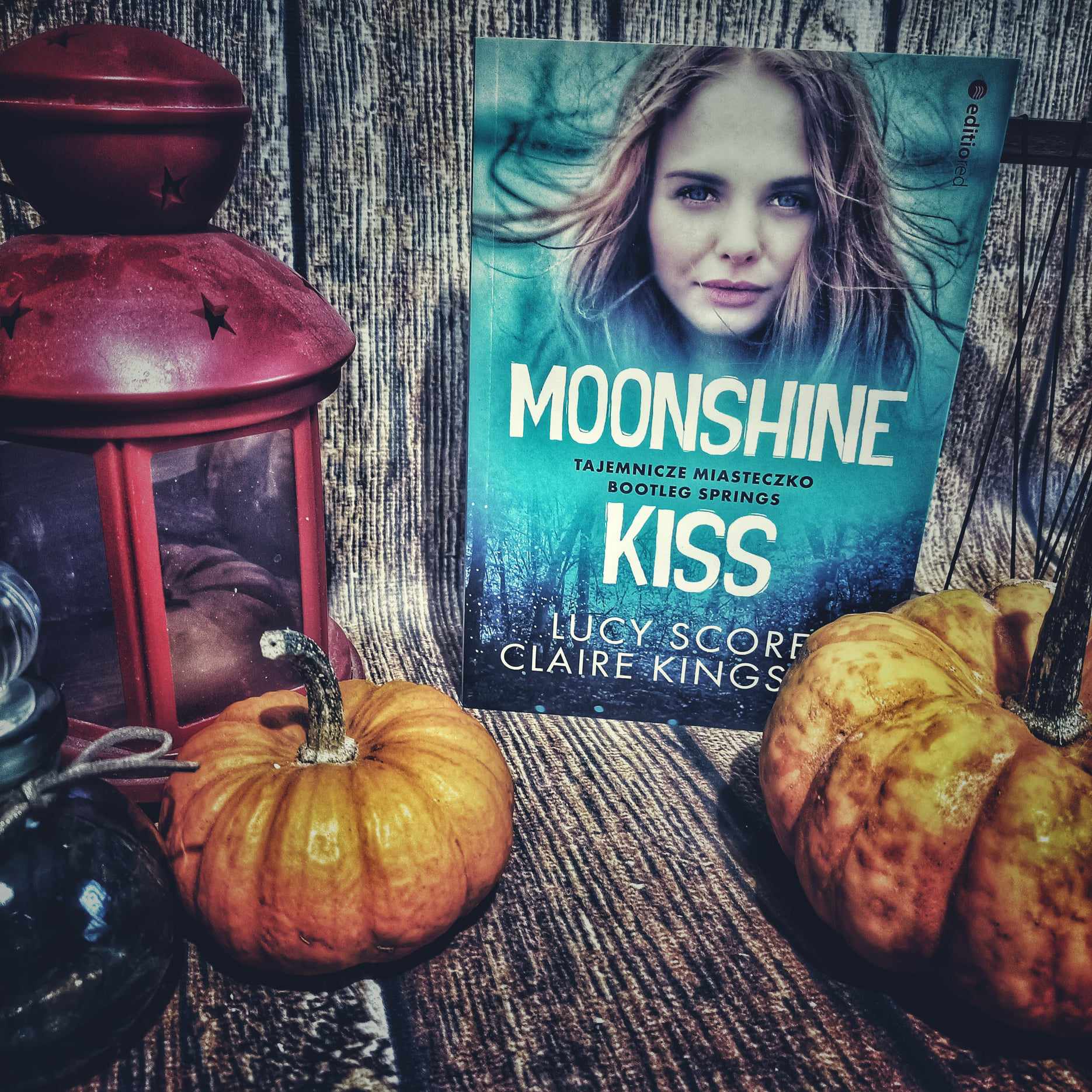 You are currently viewing Moonshine Kiss Claire Kingsley, Lucy Score