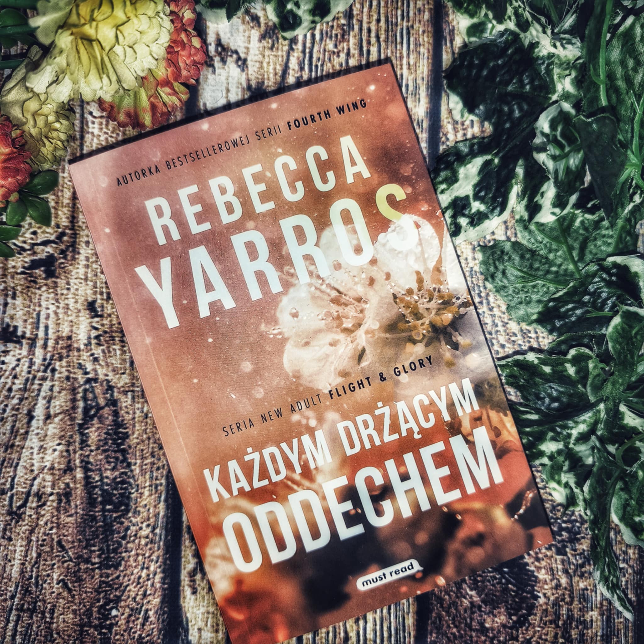 You are currently viewing Każdym drżącym oddechem Rebecca Yarros